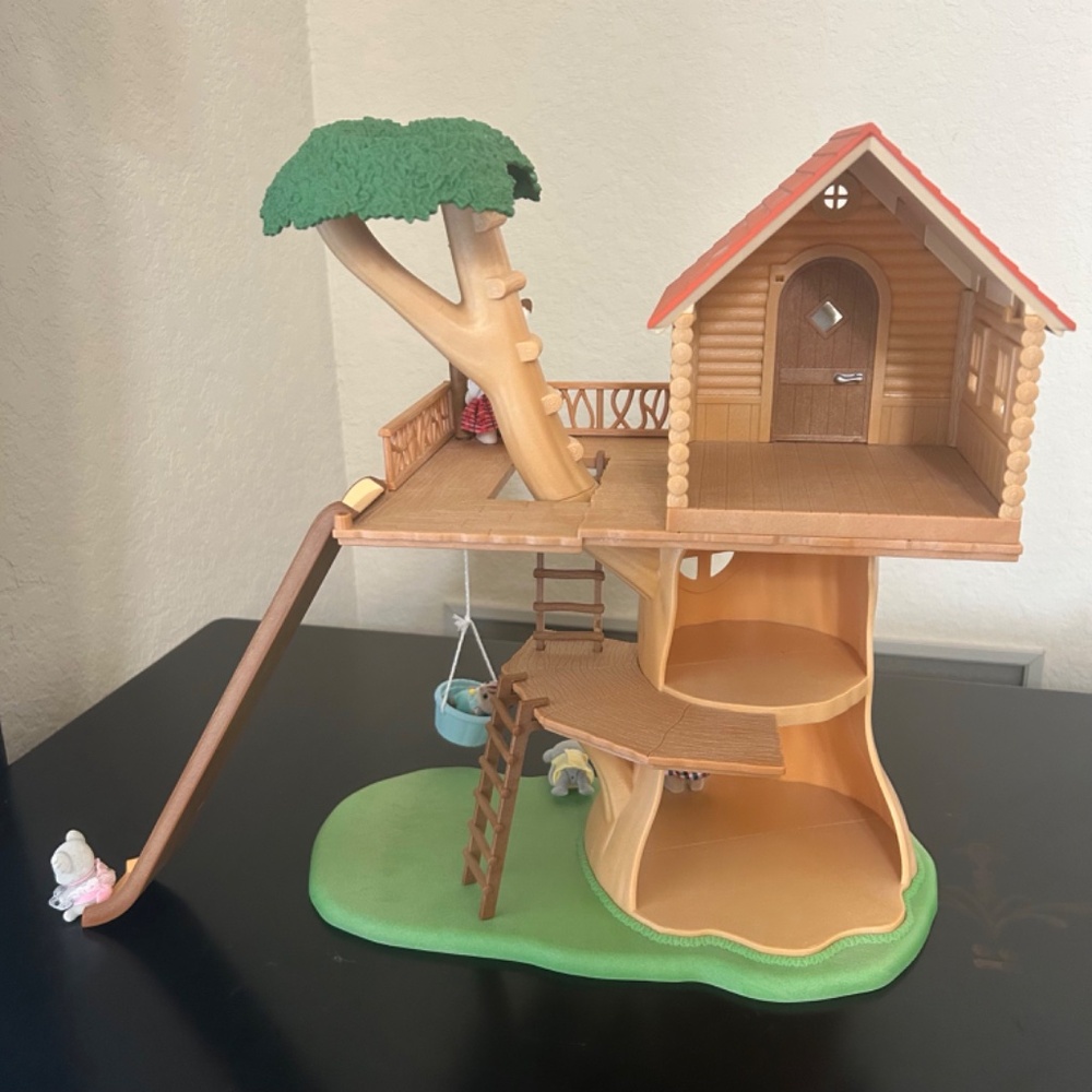 Calico Critter Family Epoch Lively Tree with Family - Picture 8 of 12